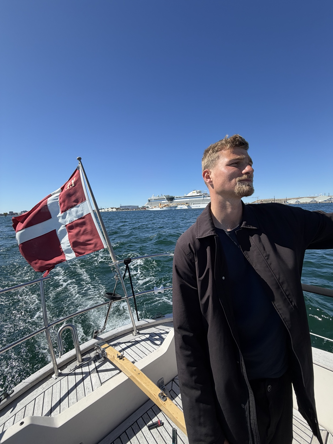 Marius Sand Kirk ombord på en båd